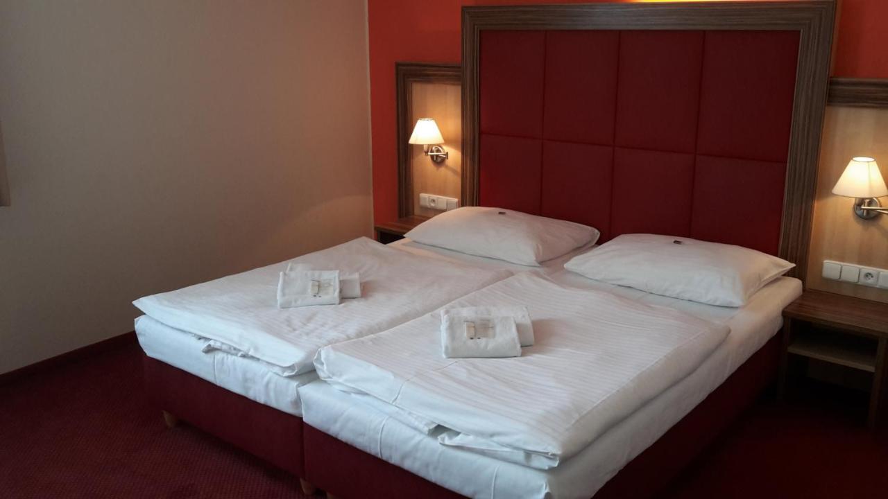 Corner Hotel U Divadla*** - Зноймо Экстерьер фото