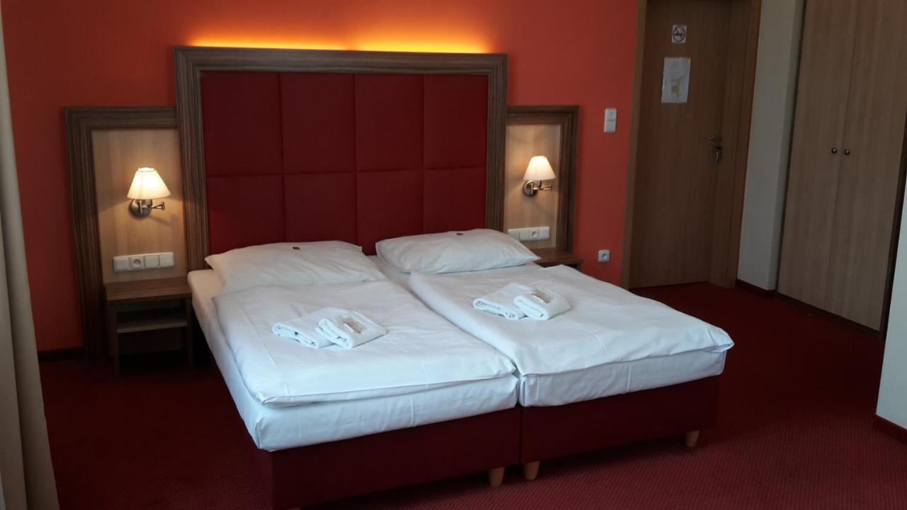 Corner Hotel U Divadla*** - Зноймо Экстерьер фото