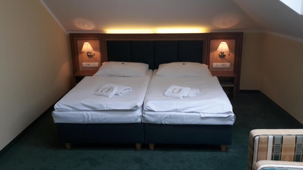 Corner Hotel U Divadla*** - Зноймо Экстерьер фото