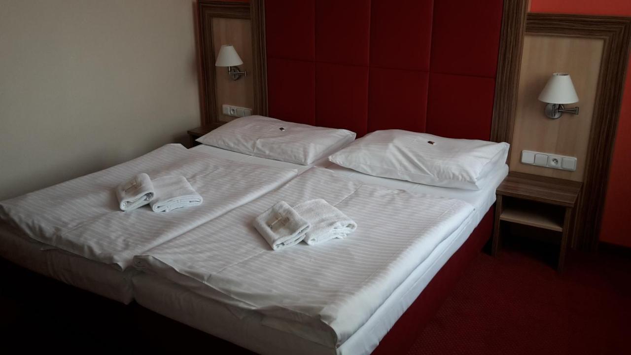 Corner Hotel U Divadla*** - Зноймо Экстерьер фото