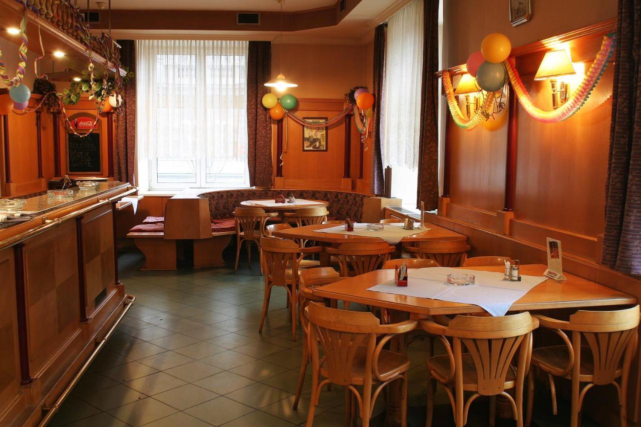 Corner Hotel U Divadla*** - Зноймо Экстерьер фото